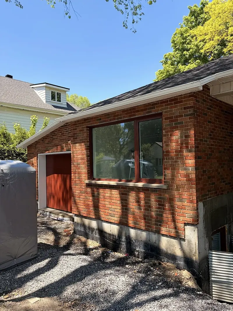 Maison après la pose d'un nouveau parement de brique rouge