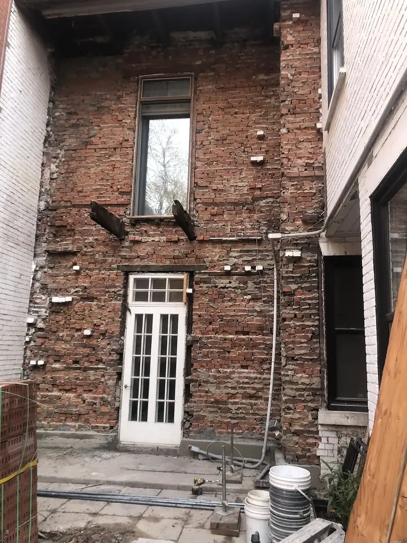 Même mur avant les travaux : briques dégradées et joints effrités
