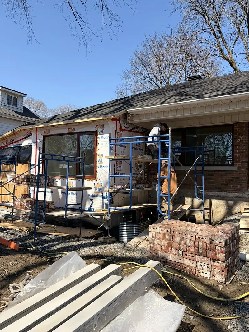 Même maison pendant les travaux, échafaudages installés