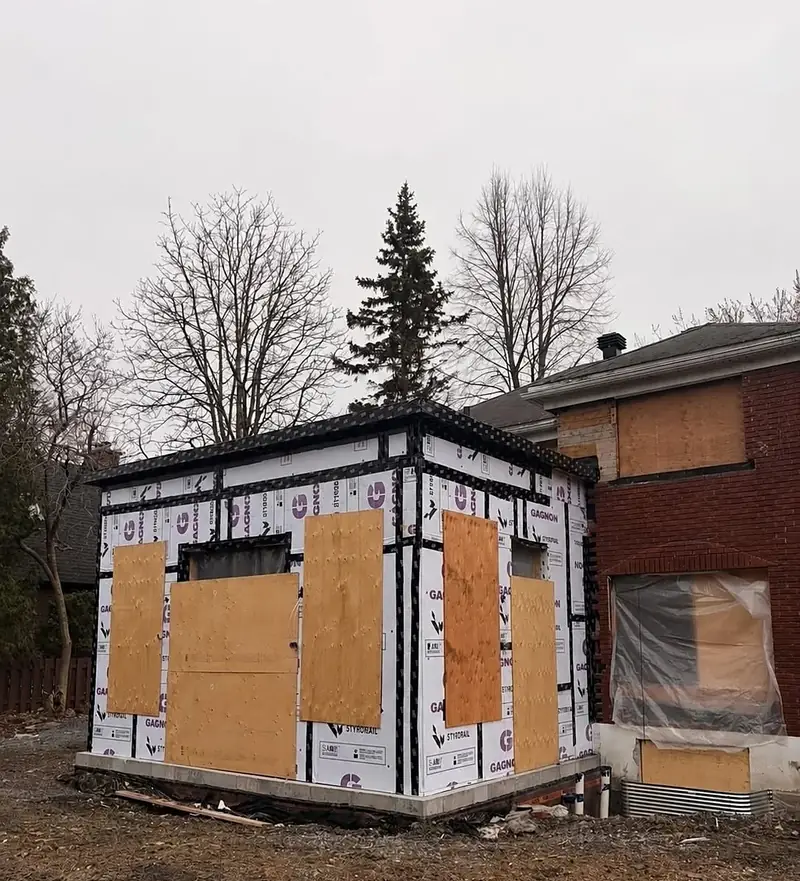 Même agrandissement avant la pose de la brique, murs isolés et ouvertures placardées