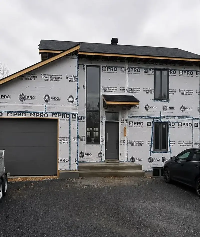 Même maison avant la pose de la pierre, murs recouverts de pare-air